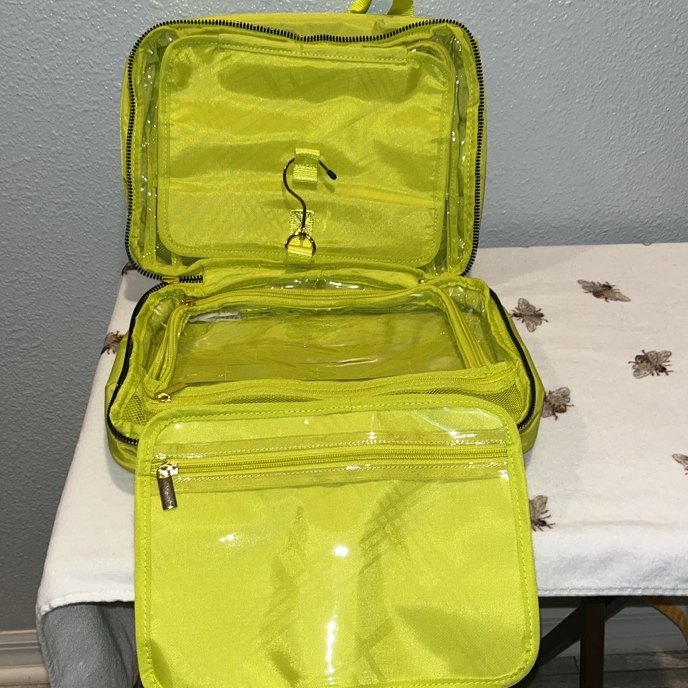 For your traveling needs great toiletry bag plenty of room! Vibrant color, green - Picture 5 of 14